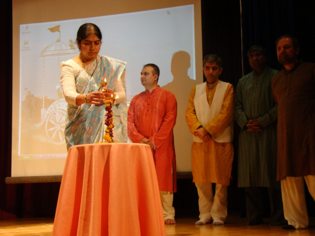 Shilpa Kurtadkar of SSRF lighting a Samai (an oil lamp) at the Inauguration of Summit